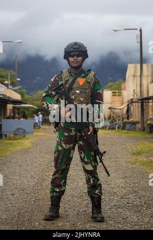 Il fucile marino indonesiano P1C Evan Verdiansyah si alza in guardia durante le operazioni militari multinazionali simulato esercizio di guerra del terreno urbano come parte del Rim del Pacifico, 15 luglio 2022 nella stazione dell'aeronautica di mantice, Hawaii. Foto Stock