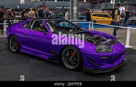 Una Toyota viola Supra MK4, modello sportivo moderno al World of Cars show Foto Stock