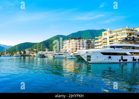 Tivat, Montenegro - 18 giugno 2022: Paesaggio del porto turistico di Porto Montenegro con le residenze sul mare e la bella passeggiata Foto Stock