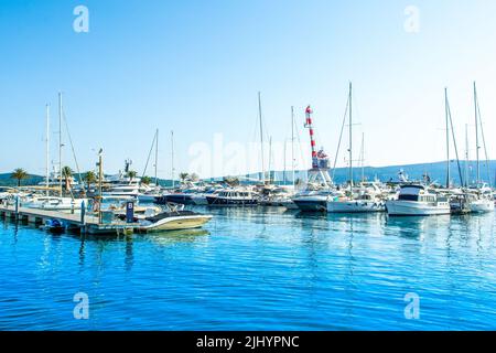 Tivat, Montenegro - 18 giugno 2022: Paesaggio del porto turistico di Porto Montenegro con le residenze sul mare e la bella passeggiata Foto Stock