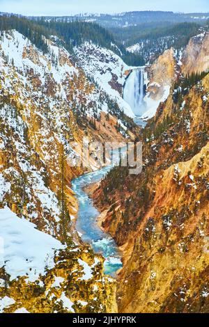 Vista invernale del Grand Canyon di Yellowstone con Upper Falls Foto Stock
