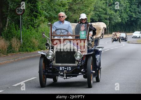 Ashtead, Regno Unito, 21st luglio 2022. Il Royal Automobile Club (RAC) ha tenuto il primo Summer Veteran Car Run attraverso la contea di Surrey. I veicoli precedenti al 1905 partirono dal RAC's Woodcote Park vicino a Epsom e si sono divertiti con un viaggio di andata e ritorno di 38 km attraverso i villaggi rurali e le Surrey Hills. L'evento ha servito come un riscaldamento alla famosa corsa Veteran Car Run di Londra a Brighton, che vedrà la partecipazione di centinaia di veicoli di oltre 25 anni. Credit: Undicesima ora Fotografia/Alamy Live News Foto Stock