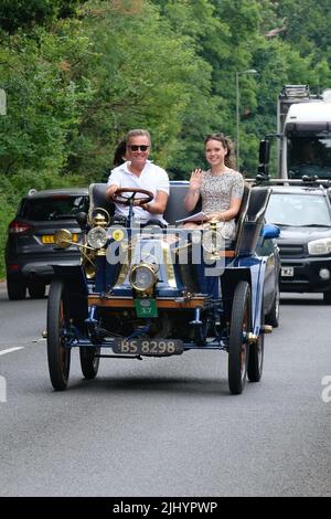 Ashtead, Regno Unito, 21st luglio 2022. Il Royal Automobile Club (RAC) ha tenuto il primo Summer Veteran Car Run attraverso la contea di Surrey. I veicoli precedenti al 1905 partirono dal RAC's Woodcote Park vicino a Epsom e si sono divertiti con un viaggio di andata e ritorno di 38 km attraverso i villaggi rurali e le Surrey Hills. L'evento ha servito come un riscaldamento alla famosa corsa Veteran Car Run di Londra a Brighton, che vedrà la partecipazione di centinaia di veicoli di oltre 25 anni. Credit: Undicesima ora Fotografia/Alamy Live News Foto Stock