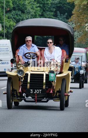 Ashtead, Regno Unito, 21st luglio 2022. Il Royal Automobile Club (RAC) ha tenuto il primo Summer Veteran Car Run attraverso la contea di Surrey. I veicoli precedenti al 1905 partirono dal RAC's Woodcote Park vicino a Epsom e si sono divertiti con un viaggio di andata e ritorno di 38 km attraverso i villaggi rurali e le Surrey Hills. L'evento ha servito come un riscaldamento alla famosa corsa Veteran Car Run di Londra a Brighton, che vedrà la partecipazione di centinaia di veicoli di oltre 25 anni. Credit: Undicesima ora Fotografia/Alamy Live News Foto Stock