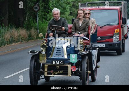 Ashtead, Regno Unito, 21st luglio 2022. Il Royal Automobile Club (RAC) ha tenuto il primo Summer Veteran Car Run attraverso la contea di Surrey. I veicoli precedenti al 1905 partirono dal RAC's Woodcote Park vicino a Epsom e si sono divertiti con un viaggio di andata e ritorno di 38 km attraverso i villaggi rurali e le Surrey Hills. L'evento ha servito come un riscaldamento alla famosa corsa Veteran Car Run di Londra a Brighton, che vedrà la partecipazione di centinaia di veicoli di oltre 25 anni. Credit: Undicesima ora Fotografia/Alamy Live News Foto Stock