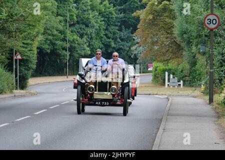 Ashtead, Regno Unito, 21st luglio 2022. Il Royal Automobile Club (RAC) ha tenuto il primo Summer Veteran Car Run attraverso la contea di Surrey. I veicoli precedenti al 1905 partirono dal RAC's Woodcote Park vicino a Epsom e si sono divertiti con un viaggio di andata e ritorno di 38 km attraverso i villaggi rurali e le Surrey Hills. L'evento ha servito come un riscaldamento alla famosa corsa Veteran Car Run di Londra a Brighton, che vedrà la partecipazione di centinaia di veicoli di oltre 25 anni. Credit: Undicesima ora Fotografia/Alamy Live News Foto Stock