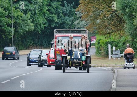 Ashtead, Regno Unito, 21st luglio 2022. Il Royal Automobile Club (RAC) ha tenuto il primo Summer Veteran Car Run attraverso la contea di Surrey. I veicoli precedenti al 1905 partirono dal RAC's Woodcote Park vicino a Epsom e si sono divertiti con un viaggio di andata e ritorno di 38 km attraverso i villaggi rurali e le Surrey Hills. L'evento ha servito come un riscaldamento alla famosa corsa Veteran Car Run di Londra a Brighton, che vedrà la partecipazione di centinaia di veicoli di oltre 25 anni. Credit: Undicesima ora Fotografia/Alamy Live News Foto Stock