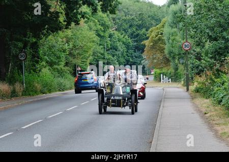 Ashtead, Regno Unito, 21st luglio 2022. Il Royal Automobile Club (RAC) ha tenuto il primo Summer Veteran Car Run attraverso la contea di Surrey. I veicoli precedenti al 1905 partirono dal RAC's Woodcote Park vicino a Epsom e si sono divertiti con un viaggio di andata e ritorno di 38 km attraverso i villaggi rurali e le Surrey Hills. L'evento ha servito come un riscaldamento alla famosa corsa Veteran Car Run di Londra a Brighton, che vedrà la partecipazione di centinaia di veicoli di oltre 25 anni. Credit: Undicesima ora Fotografia/Alamy Live News Foto Stock