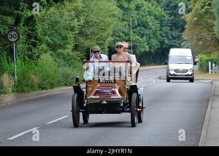 Ashtead, Regno Unito, 21st luglio 2022. Il Royal Automobile Club (RAC) ha tenuto il primo Summer Veteran Car Run attraverso la contea di Surrey. I veicoli precedenti al 1905 partirono dal RAC's Woodcote Park vicino a Epsom e si sono divertiti con un viaggio di andata e ritorno di 38 km attraverso i villaggi rurali e le Surrey Hills. L'evento ha servito come un riscaldamento alla famosa corsa Veteran Car Run di Londra a Brighton, che vedrà la partecipazione di centinaia di veicoli di oltre 25 anni. Credit: Undicesima ora Fotografia/Alamy Live News Foto Stock