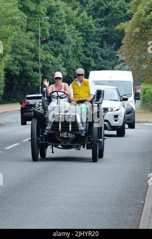 Ashtead, Regno Unito, 21st luglio 2022. Il Royal Automobile Club (RAC) ha tenuto il primo Summer Veteran Car Run attraverso la contea di Surrey. I veicoli precedenti al 1905 partirono dal RAC's Woodcote Park vicino a Epsom e si sono divertiti con un viaggio di andata e ritorno di 38 km attraverso i villaggi rurali e le Surrey Hills. L'evento ha servito come un riscaldamento alla famosa corsa Veteran Car Run di Londra a Brighton, che vedrà la partecipazione di centinaia di veicoli di oltre 25 anni. Credit: Undicesima ora Fotografia/Alamy Live News Foto Stock