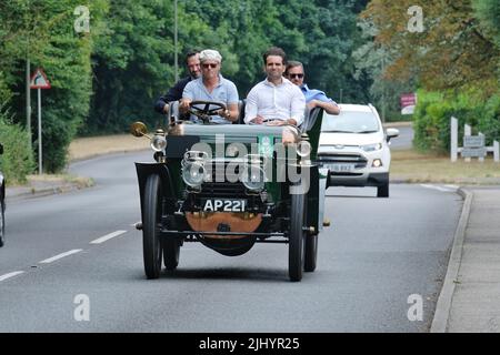 Ashtead, Regno Unito, 21st luglio 2022. Il Royal Automobile Club (RAC) ha tenuto il primo Summer Veteran Car Run attraverso la contea di Surrey. I veicoli precedenti al 1905 partirono dal RAC's Woodcote Park vicino a Epsom e si sono divertiti con un viaggio di andata e ritorno di 38 km attraverso i villaggi rurali e le Surrey Hills. L'evento ha servito come un riscaldamento alla famosa corsa Veteran Car Run di Londra a Brighton, che vedrà la partecipazione di centinaia di veicoli di oltre 25 anni. Credit: Undicesima ora Fotografia/Alamy Live News Foto Stock