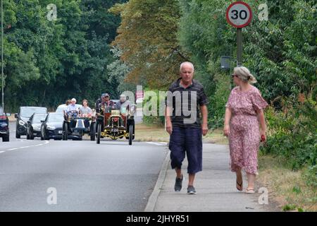 Ashtead, Regno Unito, 21st luglio 2022. Il Royal Automobile Club (RAC) ha tenuto il primo Summer Veteran Car Run attraverso la contea di Surrey. I veicoli precedenti al 1905 partirono dal RAC's Woodcote Park vicino a Epsom e si sono divertiti con un viaggio di andata e ritorno di 38 km attraverso i villaggi rurali e le Surrey Hills. L'evento ha servito come un riscaldamento alla famosa corsa Veteran Car Run di Londra a Brighton, che vedrà la partecipazione di centinaia di veicoli di oltre 25 anni. Credit: Undicesima ora Fotografia/Alamy Live News Foto Stock