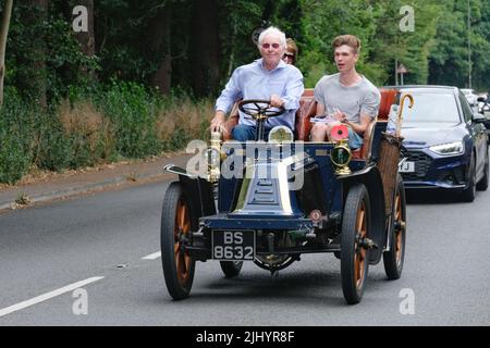 Ashtead, Regno Unito, 21st luglio 2022. Il Royal Automobile Club (RAC) ha tenuto il primo Summer Veteran Car Run attraverso la contea di Surrey. I veicoli precedenti al 1905 partirono dal RAC's Woodcote Park vicino a Epsom e si sono divertiti con un viaggio di andata e ritorno di 38 km attraverso i villaggi rurali e le Surrey Hills. L'evento ha servito come un riscaldamento alla famosa corsa Veteran Car Run di Londra a Brighton, che vedrà la partecipazione di centinaia di veicoli di oltre 25 anni. Credit: Undicesima ora Fotografia/Alamy Live News Foto Stock