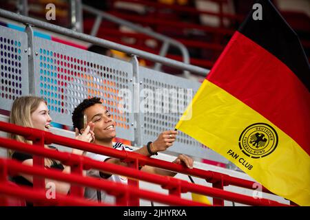 Londra, Regno Unito. 21st luglio 2022. Londra, Inghilterra, luglio 21st 2022: Tifosi tedeschi alla finale di calcio UEFA Womens Euro 2022 Quarter tra Germania e Austria al Brentford Community Stadium di Londra, Inghilterra. (Liam Asman /Womens Football Magazine /SPP) Credit: SPP Sport Press Photo. /Alamy Live News Foto Stock