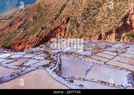 Salineras de Maras, (miniere di sale di Maras), costituito da migliaia di piscine di sale risalenti al periodo Inca, trovate nella città di Maras, vicino a Cusco, Perù. Foto Stock