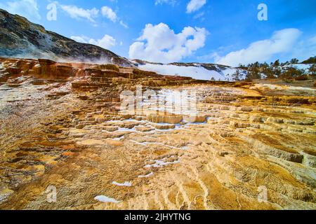 Winter at Yellowstone hot spring terraces Foto Stock