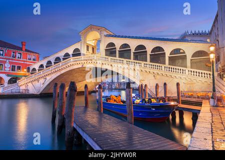 Venezia, Italia al crepuscolo al Ponte di Rialto sul Canal Grande. Foto Stock