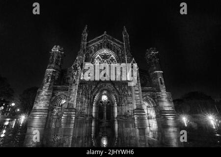 La cattedrale di Hereford si affaccia ad ovest sotto il cielo della sera. Hereford Inghilterra Regno Unito. Dicembre 2021 Foto Stock