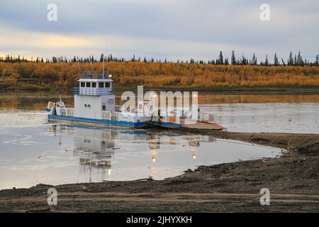 Traversata in traghetto al fiume Mackenzie nella comunità settentrionale di Gwich'in Tsiigehtchic (fiume Rosso Artico) in autunno, territori nordoccidentali, Canada Foto Stock