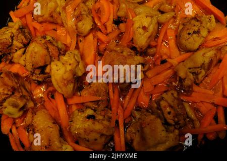 Piatto di chiken speziato coreano fatto in casa, chiken fritto con carota in una padella con olio di girasole Foto Stock