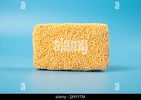 spugna da palla plastilina su sfondo blu, gioco per bambini per lo sviluppo di belle abilità motorie. Foto Stock