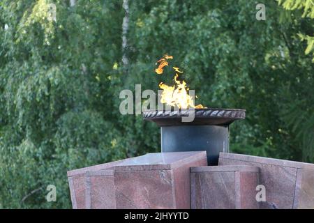 Fiamma eterna, fuoco che brucia costantemente, simbolo della memoria. Foto Stock