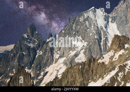 Paesaggio alpino con cielo notturno e via lattiginosa su Pointe Helbronner del Massiccio del Monte Bianco, Francia Foto Stock