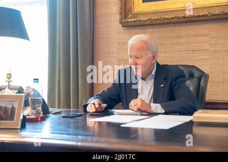 Washington, Stati Uniti d'America. 21st luglio 2022. Washington, Stati Uniti d'America. 21 luglio 2022. Il presidente degli Stati Uniti Joe Biden, parla telefonicamente con il senatore Bob Casey, il congressista Matt Cartwright e il sindaco Paige Cognetti dopo che ha annullato il suo viaggio programmato a Wilkes-barre, Pennsylvania alla Casa Bianca, 21 luglio 2022, a Washington, DC. Biden ha testato COVID-19 positivo all'inizio della giornata e sta sperimentando sintomi lievi ed ha iniziato a prendere Paxlovid. Credit: Adam Schultz/White House Photo/Alamy Live News Foto Stock