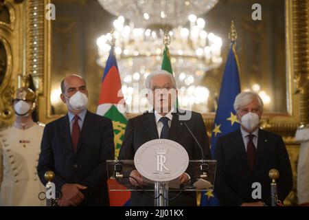Roma, Italia. 21st luglio 2022. Il Presidente italiano Sergio Mattarella (C) interviene al Palazzo del Quirinale di Roma il 21 luglio 2022. Il presidente italiano Sergio Mattarella giovedì ha sciolto ufficialmente le due camere del parlamento, optando per la procedura costituzionale per lo svolgimento di elezioni anticipate nel paese. Credit: Alberto Lingria/Xinhua/Alamy Live News Foto Stock