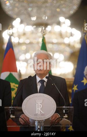 Roma, Italia. 21st luglio 2022. Il Presidente italiano Sergio Mattarella parla al Palazzo del Quirinale di Roma il 21 luglio 2022. Il presidente italiano Sergio Mattarella giovedì ha sciolto ufficialmente le due camere del parlamento, optando per la procedura costituzionale per lo svolgimento di elezioni anticipate nel paese. Credit: Alberto Lingria/Xinhua/Alamy Live News Foto Stock