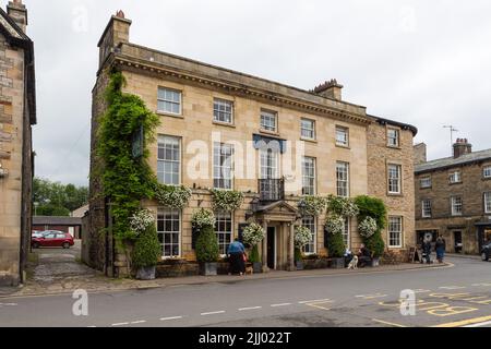 Kirkby Lonsdale, Cumbria, Inghilterra - 12 agosto 2018: Strade strette nel villaggio. Case in pietra tradizionali. Foto Stock