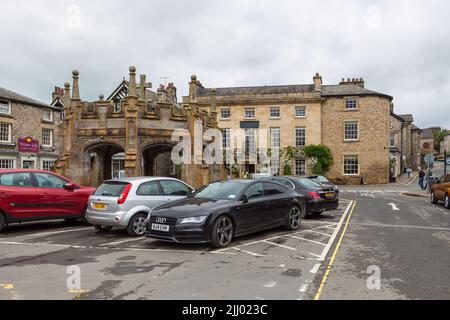 Kirkby Lonsdale, Cumbria, Inghilterra - 12 agosto 2018: Strade strette nel villaggio. Case in pietra tradizionali. Foto Stock