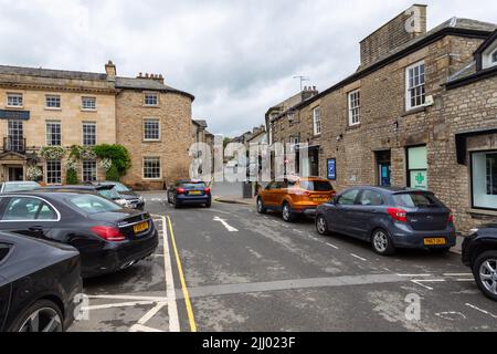 Kirkby Lonsdale, Cumbria, Inghilterra - 12 agosto 2018: Strade strette nel villaggio. Case in pietra tradizionali. Foto Stock