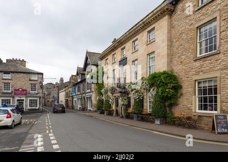 Kirkby Lonsdale, Cumbria, Inghilterra - 12 agosto 2018: Strade strette nel villaggio. Case tradizionali in pietra e bianche. Foto Stock