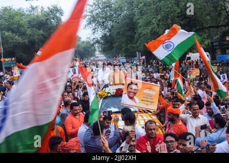 New Delhi, India. 21st luglio 2022. I membri e i sostenitori del Bharatiya Janata Party (BJP) celebrano il candidato presidenziale degli NDA, Draupadi Murmu, guidato durante il conteggio dei voti per il presidente indiano 15th a Nuova Delhi. Draupadi Murmu è stata eletta Presidente dell'India nel 15th dopo aver vinto le elezioni presidenziali. Draupadi Murmu è la prima donna presidente della comunità tribale. (Foto di Kabir Jhangiani/Pacific Press) Credit: Pacific Press Media Production Corp./Alamy Live News Foto Stock