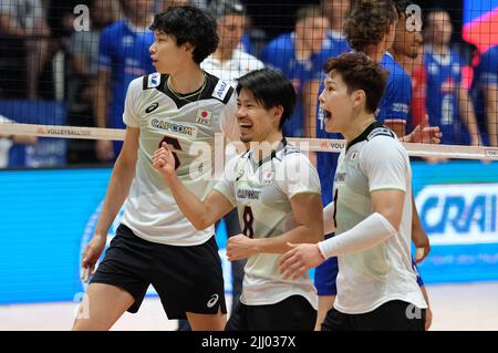 Bologna, Italia. 21st luglio 2022. Esultazione del team giapponese durante il Volleyball Nations League Man - Quarter of finals - Francia vs Giappone, Volleyball Intenationals a Bologna, Italia, luglio 21 2022 Credit: Independent Photo Agency/Alamy Live News Foto Stock