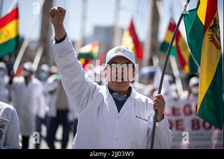 La Paz, Bolivia. 21st luglio 2022. Un operatore sanitario solleva il pugno e grida slogan contro il governo durante una protesta contro la presunta persecuzione politica. Alla manifestazione hanno partecipato anche i sostenitori dell'opposizione. Credit: Radoslaw Czajkowski/dpa/Alamy Live News Foto Stock