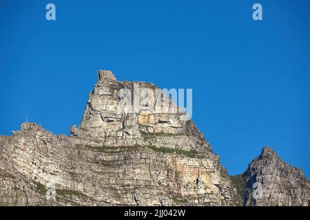 Una stazione di funivia per il trasporto di turisti fino Table Mountain, Città del Capo per vedere la natura. Angolo basso di terreno accidentato, roccioso o pericoloso in Foto Stock