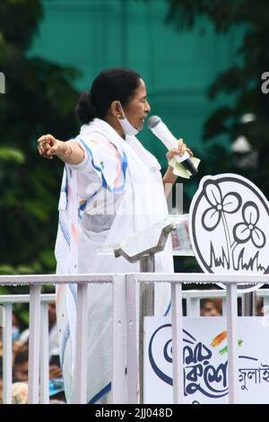 Kolkata, India. 21st luglio 2022. Il primo ministro dello stato del Bengala occidentale dell'India, Mamata Banerjee, ha tenuto il suo discorso per celebrare la Giornata annuale dei Martiri a Kolkata il 21 luglio 2022. (Foto di Dipa Chakraborty/Pacific Press) Credit: Pacific Press Media Production Corp./Alamy Live News Foto Stock