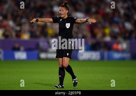 Londra, Regno Unito. 21st luglio 2022. Arbitro Rebecca Welch in azione durante il gioco. UEFA Women's Euro England 2022, quarto di finale, Germania Women / Austria Women al Brentford Community Stadium di Londra giovedì 21st luglio 2022. Questa immagine può essere utilizzata solo a fini editoriali. Solo per uso editoriale, licenza richiesta per uso commerciale. Nessun uso in scommesse, giochi o un singolo club/campionato/player pubblicazioni. pic di Steffan Bowen/Andrew Orchard sport fotografia/Alamy Live news credito: Andrew Orchard sport fotografia/Alamy Live News Foto Stock