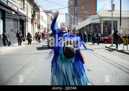 La Paz, Bolivia. 21st luglio 2022. Un sostenitore del governo grida in mezzo alla strada contro i manifestanti sanitari che sono scesi per strada contro la persecuzione politica percepita. Credit: Radoslaw Czajkowski/dpa/Alamy Live News Foto Stock