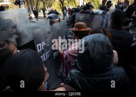 La Paz, Bolivia. 21st luglio 2022. I sostenitori del governo tentano di fare il loro modo per una manifestazione da parte degli oppositori del governo. Credit: Radoslaw Czajkowski/dpa/Alamy Live News Foto Stock