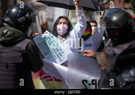 La Paz, Bolivia. 21st luglio 2022. "Ministro della salute corrotto”, legge la nota di un operatore sanitario durante una protesta contro la presunta persecuzione politica. Alla manifestazione hanno partecipato anche i sostenitori dell'opposizione. Credit: Radoslaw Czajkowski/dpa/Alamy Live News Foto Stock