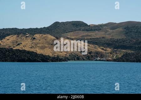 Vista ravvicinata dell'isola di origine vulcanica, Nea Kameni, che si è formata su ripetute eruzioni di lava dacite e cenere a Santorini Foto Stock