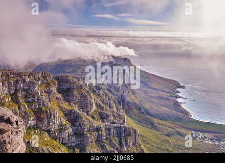 Vista panoramica di Table Mountain a Città del Capo, Capo Occidentale durante l'estate. Splendido scenario di nuvole che si rotola su un punto di riferimento naturale su un Foto Stock