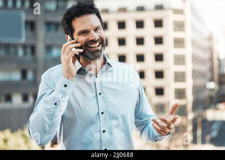 Che cosa posso dire, im il la cosa migliore. Un uomo d'affari maturo bello levarsi in piedi da solo fuori e usando il suo cellulare. Foto Stock