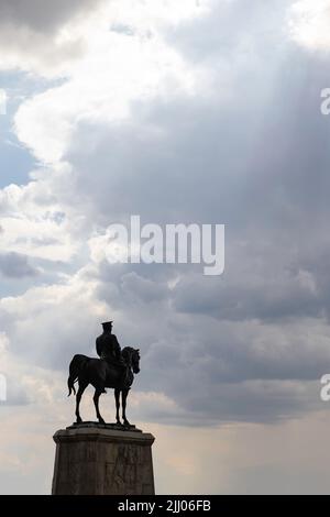 Silhouette di monumento di Ataturk con cielo nuvoloso e raggi di sole tra le nuvole. Festività nazionali turche, 19th maggio o 23th aprile o 30 agosto o 29 Foto Stock