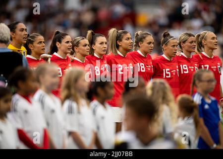 Brentford, Regno Unito. 21st luglio 2022. La squadra austriaca è in piedi durante la partita finale del quarto Campionato europeo delle Donne UEFA tra Germania e Austria al Brentford Community Stadium di Brentford, giovedì 21st luglio 2022. (Credit: Federico Maranesi | MI News) Credit: MI News & Sport /Alamy Live News Foto Stock