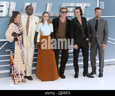 La foto deve essere accreditata ©Alpha Press 078237 20/07/2022 Kelly McCormick, Brian Tiree Henry, Joey King, Brad Pitt, Aaron Taylor Johnson e David Leitch al Bullet Train UK Gala Screening tenuto a Cineworld Leicester Square a Londra Foto Stock