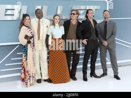 La foto deve essere accreditata ©Alpha Press 078237 20/07/2022 Kelly McCormick, Brian Tiree Henry, Joey King, Brad Pitt, Aaron Taylor Johnson e David Leitch al Bullet Train UK Gala Screening tenuto a Cineworld Leicester Square a Londra Foto Stock